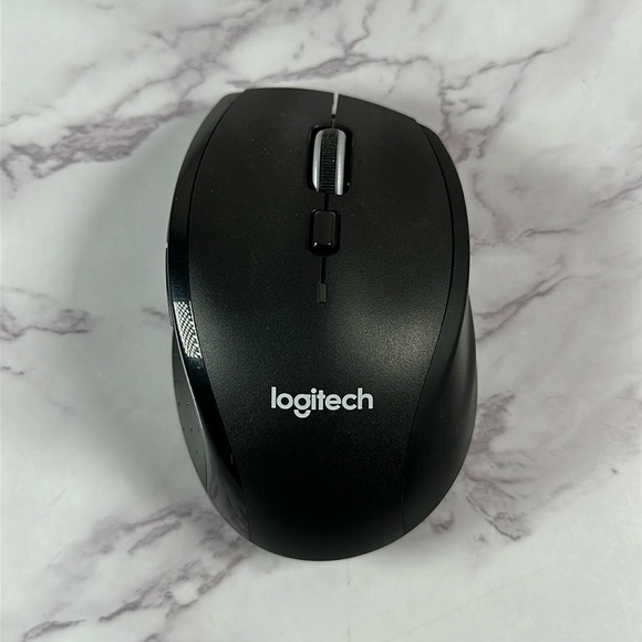 Logitech Mouse With 2 Batteries - Picture 1 of 8